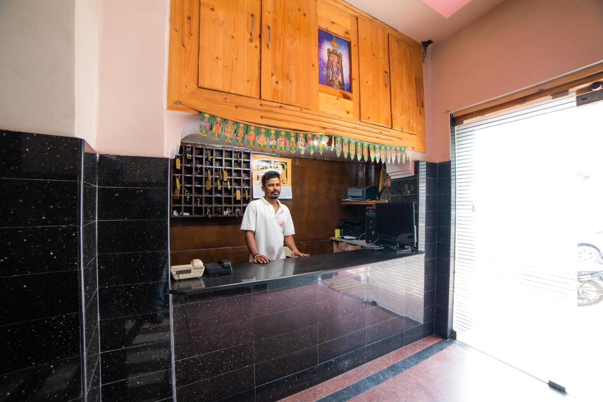 Hotel O Sree Radha Lodge Near Snow World 세쿤데라바드 외부 사진